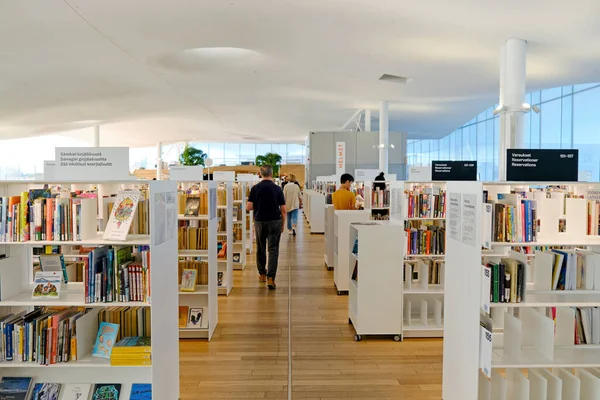 芬兰赫尔辛基 2022年8月9日 芬兰赫尔辛基拥有书架和步行读者的现代图书馆内部 — 图库照片