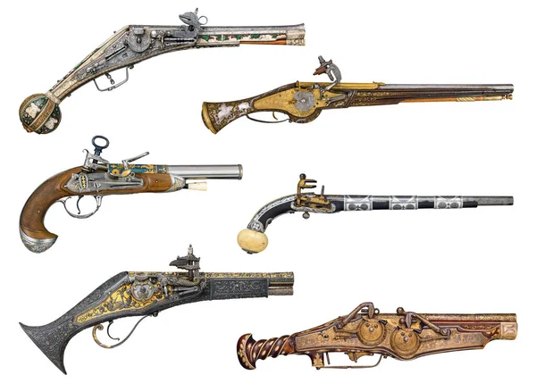 古い16世紀と17世紀の拳銃と拳銃は白地に孤立していた 本物のアンティーク銃器サイドビュー — ストック写真