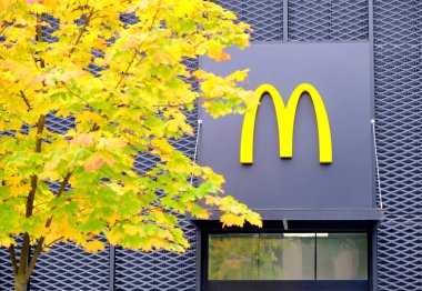 Vilnius, Litvanya - 03 Ekim 2022: McDonalds fast food restoranı tabelası sonbaharda duvarda, Altın Kemer logosu 