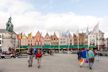 Bruges, Belçika - 27 Ağustos 2018: Kuzeybatı Belçika 'daki Batı Flanders' ın başkenti Bruges 'de turistlerle dolu merkez meydan