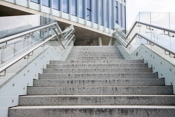 Modern Çeyreğinde Boş Kapı Merdivenleri Düşük Açılı Görüntü — Stok fotoğraf