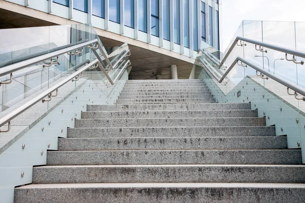 Escaliers Extérieurs Vides Dans Quartier Affaires Moderne Vue Angle Bas Images De Stock Libres De Droits