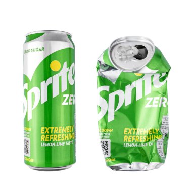 Vilnius, Litvanya - 17 Aralık 2023: Sprite Lemon ve limon aromalı meşrubat, yeni ve buruşuk teneke kutu beyaz arka planda izole edilmiş.