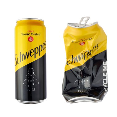 Vilnius, Litvanya - 10 Aralık 2023: Schweppes tonik suyu beyaz arka planda izole edilmiş ve ezilmiş, soda kutusu kapanabilir