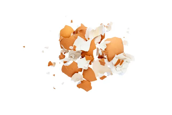 白い背景に分離された壊れた卵殻の山 トップビューフラットレイフード廃棄物 ロイヤリティフリーのストック写真