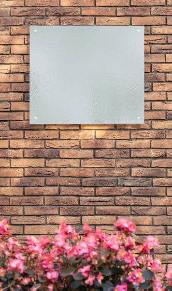 屋外のレンガの壁のブランクの店か会社の看板の印 ロゴプレゼンテーションのためのストリート看板 ストック写真