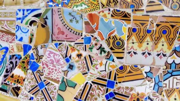 Zbliżenie Barwnych Detali Mozaiki Barcelonie Ceramika Park Guell — Wideo stockowe
