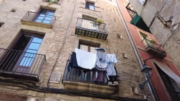 Балкон Старій Барселоні Висячою Білизною — стокове відео
