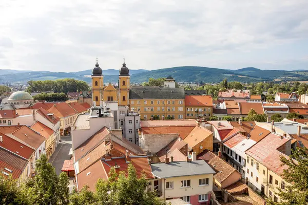 Trencin şehri eski kasaba manzarası güneşli yaz gününde Slovakya, Avrupa 'da