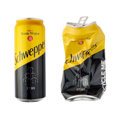 Vilnius, Litvanya - 10 Aralık 2023: Schweppes tonik suyu beyaz arka planda izole edilmiş ve ezilmiş, soda kutusu kapanabilir