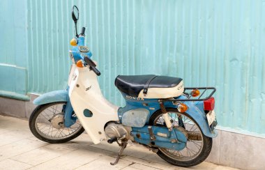 Lefkada, Yunanistan - 05 Ekim 2024: Eski model Honda motosikleti Yunanistan 'ın Lefkada kasabasının caddesinde park halinde