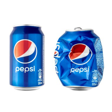 Vilnius, Litvanya - 01 Kasım 2024: Pepsi meşrubat kutusu, yeni ve ezilmiş, ön manzara beyaz arka planda izole edilmiş
