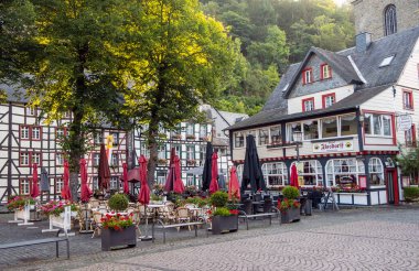 Monschau, Almanya - 28 Ağustos 2024: Sabahın erken saatlerinde güzel ortaçağ Alman kasabası Monschau 'nun boş merkezi