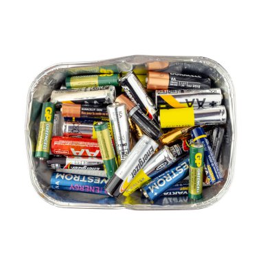 Vilnius, Litvanya - 19 Şubat 2025: Kullanılmış alkalin ve lityum pilleriyle dolu bir kutu