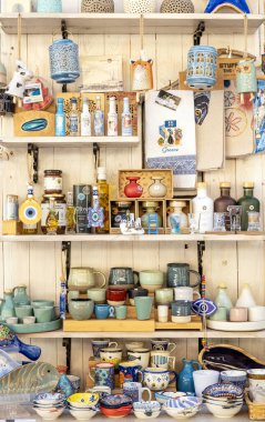 Lefkada, Yunanistan - 07 Ekim 2024: Yunanistan 'ın Lefkada adasından çeşitli geleneksel hediyeler ve hediyeliklerle dolu raflar