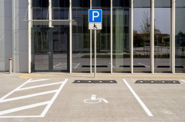 Engelliler, trafik ve trafik işaretleri için park yeri olan modern boş araba parkı