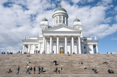 Helsinki, Finlandiya - 09 Ağustos 2022: Finlandiya Evanjelik Luteryan katedrali ve Helsinki, Finlandiya 'da rahat insanlarla adımlar
