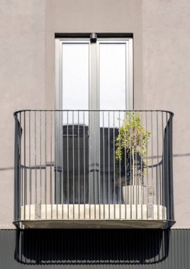 Çağdaş mimarinin modern pencere ve balkonu, yakın bina cephesi