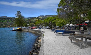 Christchurch, Yeni Zelanda - 26 Ekim 2022; Akaroa kasabasındaki Rıhtımdaki Kafeler.