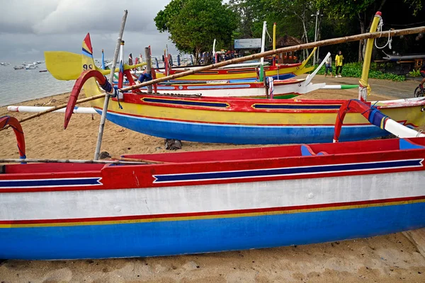 印度尼西亚巴厘 2022年9月11日 色彩斑斓的渔船在Sanur海滩上排成一排 — 图库照片