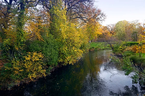 Kolory Jesienne Nad Brzegiem Rzeki Avon Przepływające Przez Little Hagley — Zdjęcie stockowe