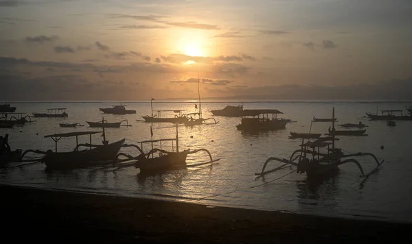 Fishing Boats Sillouetted Dawn Sanur Shoreline Bali Indonesia — Stock Photo, Image