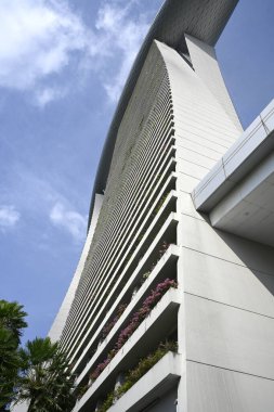 Marina Bay Sands Oteli Dış Duvar Dikey Panorama Sıcak bir yaz günü, Singapur.