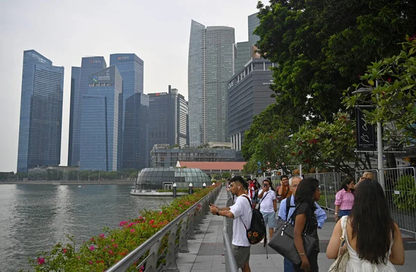 Singapore July 2023 Visitors Walking Boulevard Marina Bay Fullerton Road — Stock Photo, Image