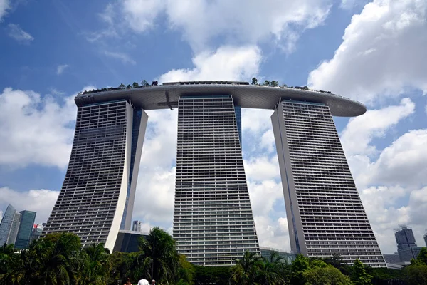 Marina Bay Sands Hotel Außenwand Vertikales Panorama Einem Heißen Sommertag — Stockfoto