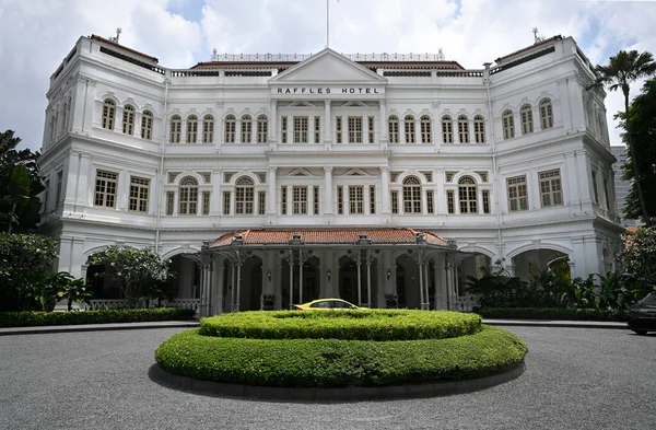Singapore Juli 2023 Historic Raffles Hotel Exterieur Voorplein Een Warme — Stockfoto