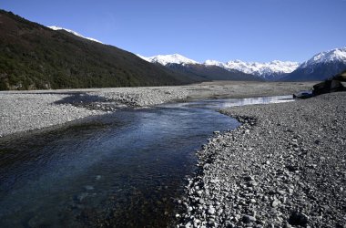 Waimakariri Nehri Panorama ile Güney Alpleri 'nde, Canterbury, Yeni Zelanda. Jet Boating ile ünlüdür..