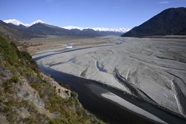 Waimakariri Nehri Panoraması ile Güney Alplerinde kar, Canterbury, Yeni Zelanda.