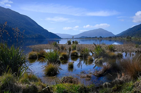 Vackra Sjön Brunner Västkusten Nya Zeeland Våren Berömd För Båt — Stockfoto