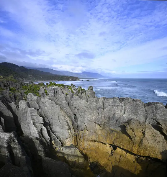 有名なパナキ パンケーキ ロックスに巨大な波が衝突する ニュージーランドで最も人気のある観光地の一つ — ストック写真