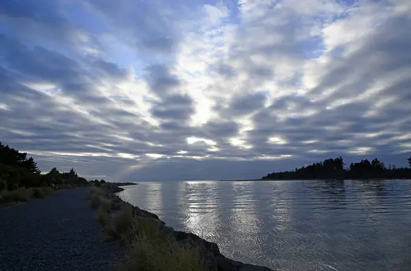 新西兰坎特伯雷 春天黎明时分 威玛卡里里河从北岸流入 一个受欢迎的钓鱼地点 免版税图库图片