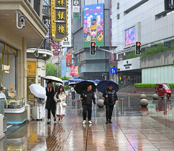Shanghai Kina Maj 2024 Rainy Day Nanjing Road Gågata Som Stockfoto