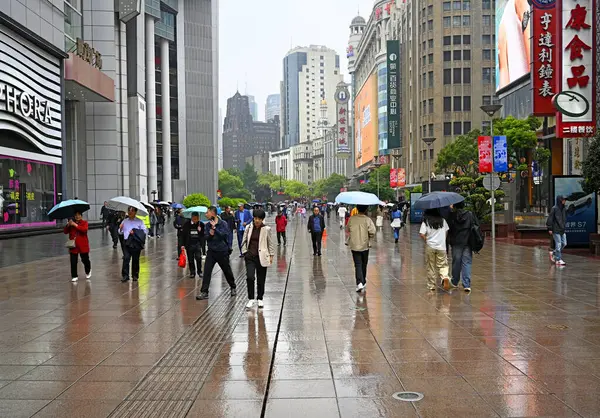 Shanghai Kina Maj 2024 Rainy Day Nanjing Road Gågata Som Royaltyfria Stockfoton
