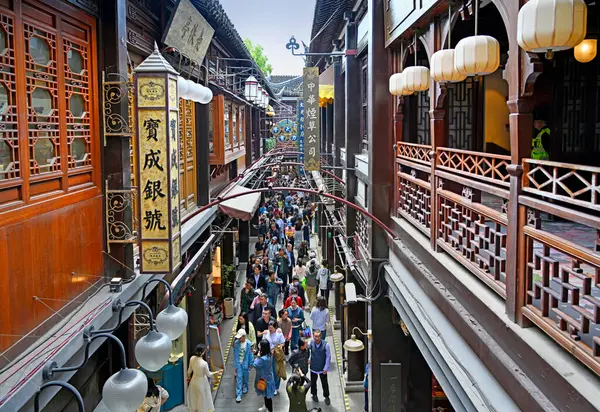 Šanghaj Čína Května 2024 Bustling Traditional Yuyuan Tourist Market Svátek Royalty Free Stock Obrázky