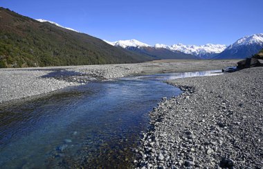 Bahar, Canterbury, Yeni Zelanda 'da Waimakariri Nehri' nin baş suları ve kiremitli düzlükleri