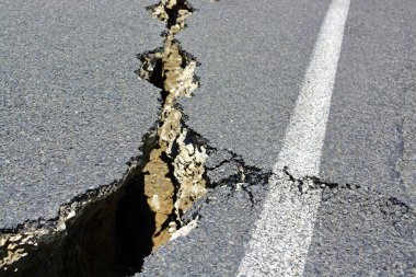 15 Kasım 2016: Yeni Zelanda 'daki 7.8 Kaikoura Depremi' nin ardından Kaikoura yolu üzerindeki Hundalee Tepeleri 'nde yol çatlaklarının kapatılması.