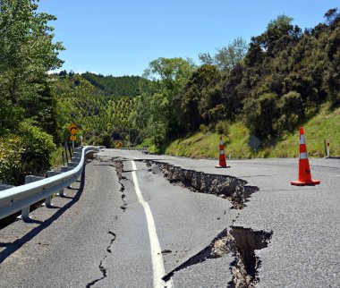 15 Kasım 2016: Yeni Zelanda 'daki 7.8 Kaikoura Depremi' nin ardından Kuzey Canterbury 'deki Hundalee Hills' de Massive Cracks göründü.
