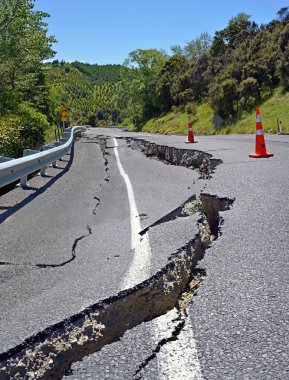 Massive Road Cracks, Yeni Zelanda 'daki 2016 7.8 Kaikoura depreminden sonra Kuzey Canterbury' deki Hundalee Hills 'de ortaya çıktı..