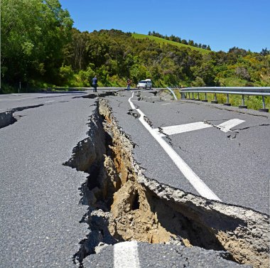 15 Kasım 2016: Yeni Zelanda 'daki 7.8 Kaikoura Depremi' nin ardından Kuzey Canterbury 'deki Hundalee Tepeleri' nin tepesindeki devasa çatlaklar yolları ulaşılamaz hale getirdi.