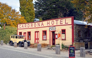 Wanaka, Yeni Zelanda - 14 Nisan 2013: wanaka kasabası yakınlarında 1863 yılında inşa edilmiş tarihi cardrona hotel. Orta otago, Yeni Zelanda'nın en eski otellerinden biridir.