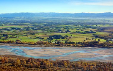 Canterbury Düzlükleri ve Waimakariri Nehri havadan görünümü olarak sis bir sonbahar sabahı, Yeni Zelanda temizler. Arka planda Güney Alpler'in vardır.