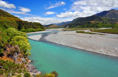 Kuzey canterbury akan wairau nehrinin torquoise suları. lewis geçmek ve Yeni Zelanda'nın Güney Alpler'in uzaklarda olduğunu.
