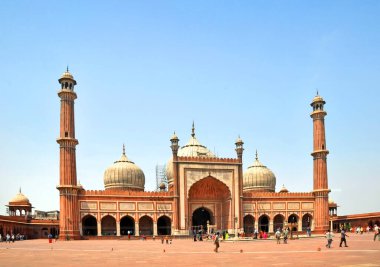 eski delhi, Hindistan - 09 Nisan 2012: jama masjid Camisi Hindistan'da en büyüğüdür ve 25.000 kişiye dua Meydanı'nda her Cuma öğleyin. 1658 Babür İmparatorluğu tarafından oluşturulmuş. 