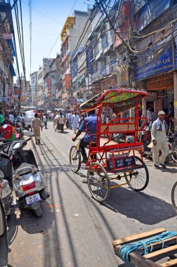 Yeni Delhi, Hindistan - 11 Nisan 2011: Dünyanın en büyük pazarlarından birinde bir çekçek - chandri chowk.