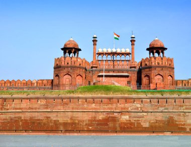 Duvarları ve kuleler ünlü turistik cazibe - kırmızı kale, Dehli, Hindistan