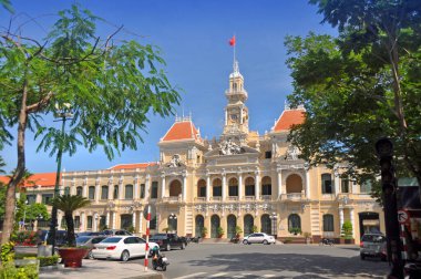 Saigon, vietnam - 08 Haziran 2011: ho chi ming meydanında 100 yıl dönümlerinde ho Şi'nın kalkış için Avrupa binada Halk Komitesi. saigon sokaklarında line ipek ağaçlar tarafından çerçeveli